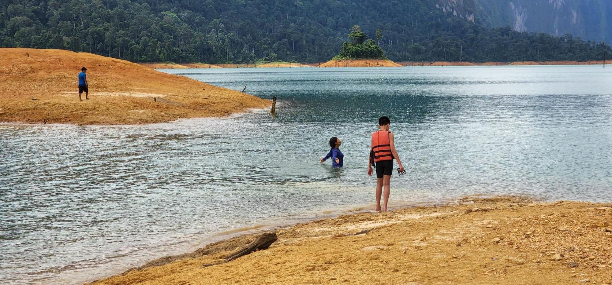 לינה וארוחת בוקר Khao Sok National Park Khaosok Happy House מראה חיצוני תמונה