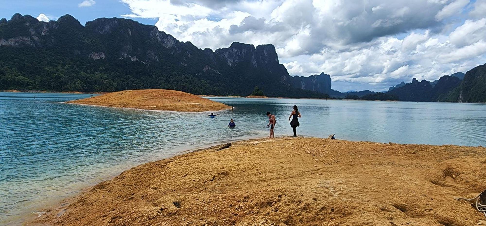 לינה וארוחת בוקר Khao Sok National Park Khaosok Happy House מראה חיצוני תמונה
